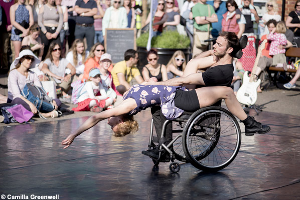Η Candoco Dance Company, που αποτελείται από Άτομα με και χωρίς Αναπηρία, στο Μέγαρο