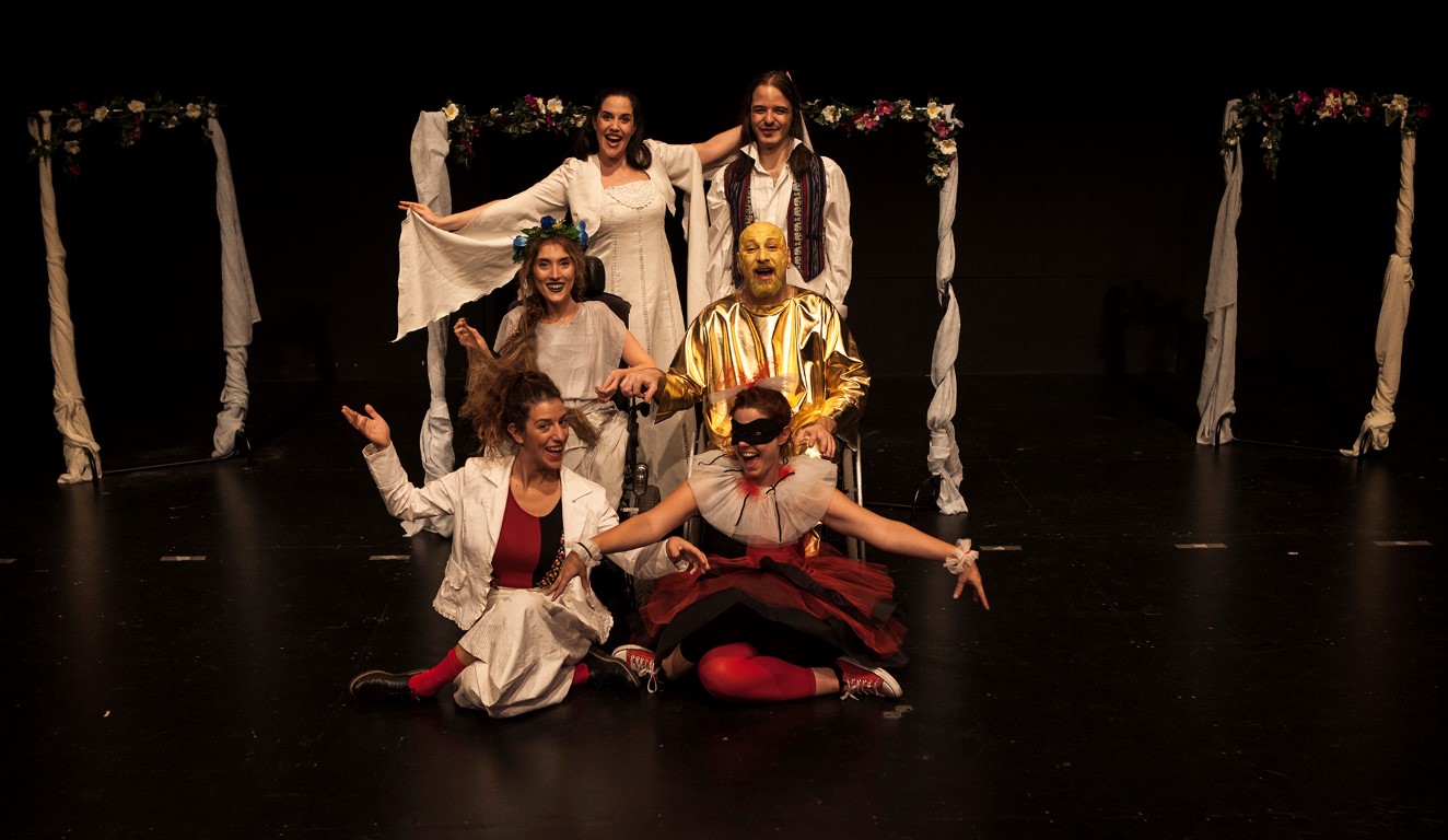 H παράσταση «Νάρκισσος & Ηχώ… και άλλες μεταμορφώσεις» βάζει τα γιορτινά της!