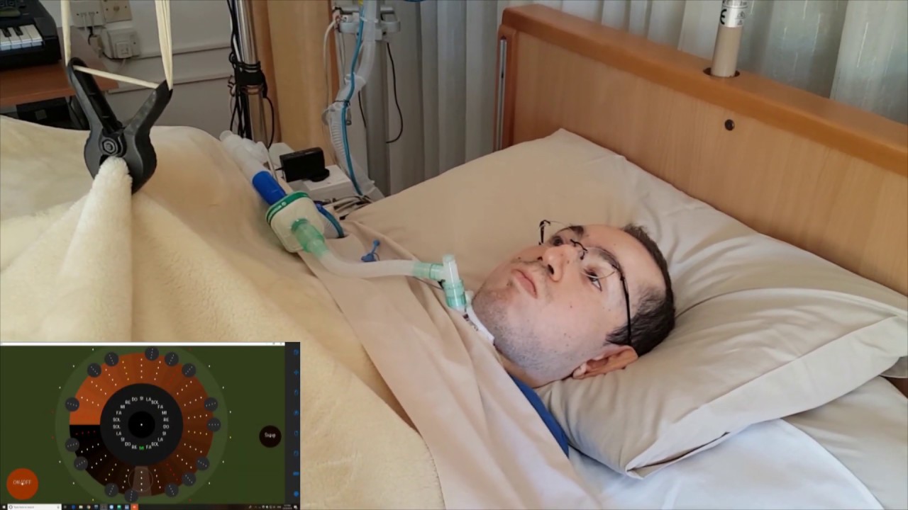 Ο Στέλιος Πισής ευχήθηκε για τα Χριστούγεννα Παίζοντας Μουσική με τα Μάτια…