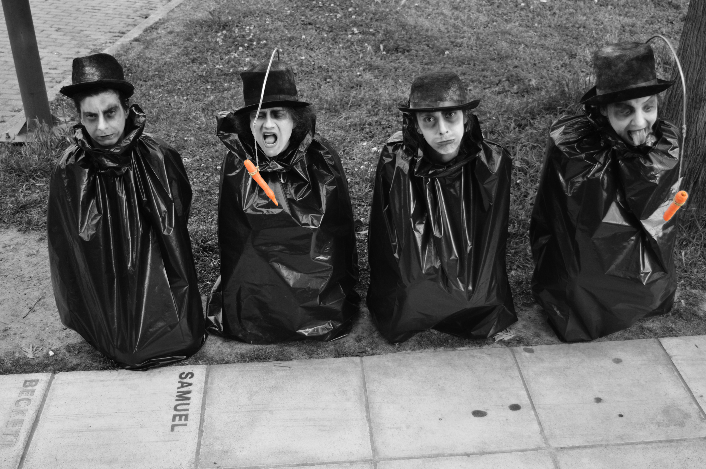 Θεατρική Ομάδα Κωφών «ΤΡΕΛΑ ΧΡΩΜΑΤΑ» παρουσιάζει το έργο του Samuel Beckett «Περιμένοντας τον Γκοντό»