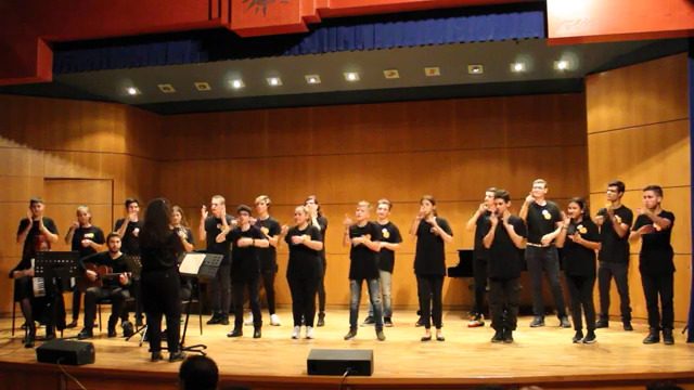 (Βίντεο) Το τραγούδι “Σου μιλώ και κοκκινίζεις” από την χορωδία του Ειδικού Σχολείου Κωφών και Βαρηκόων Θεσσαλονίκης στη Νοηματική