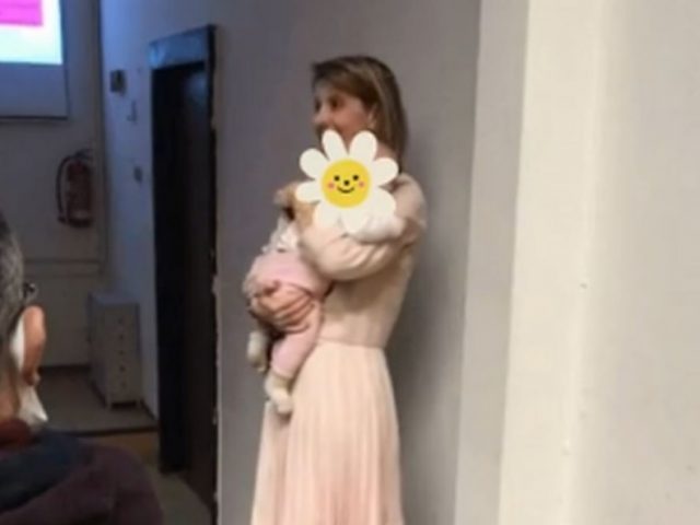 Λέκτορας του ΑΠΘ δίδαξε με το μωρό φοιτήτριας της στην αγκαλιά! (Βίντεο)